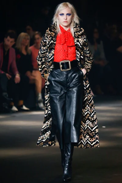 Look 10